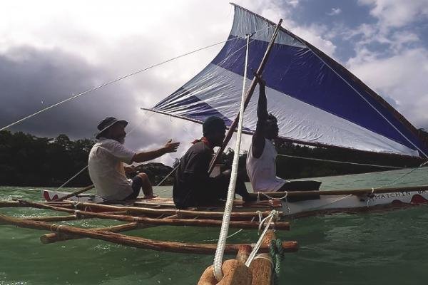 rsz peter bellingham left with two of the boat building team during the launch of matchin bay